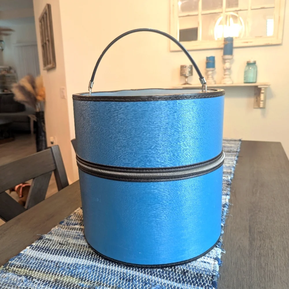 1960's Bagmaster Blue Hat Box wth divider, Working Zipper, Made in Miami Fl, USA - Picture 1 of 10